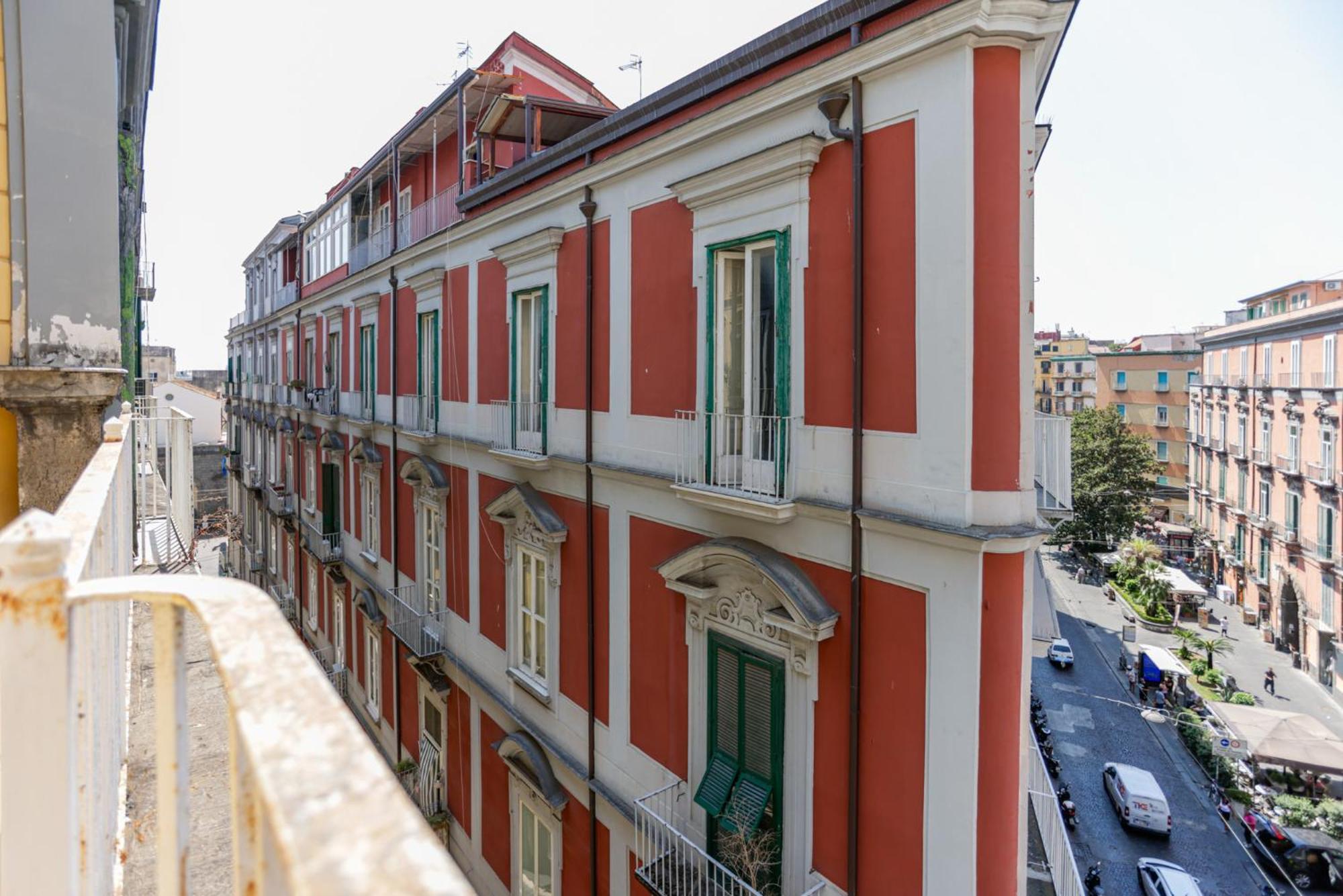 Via Tommaso Caravita 6 * Napoli