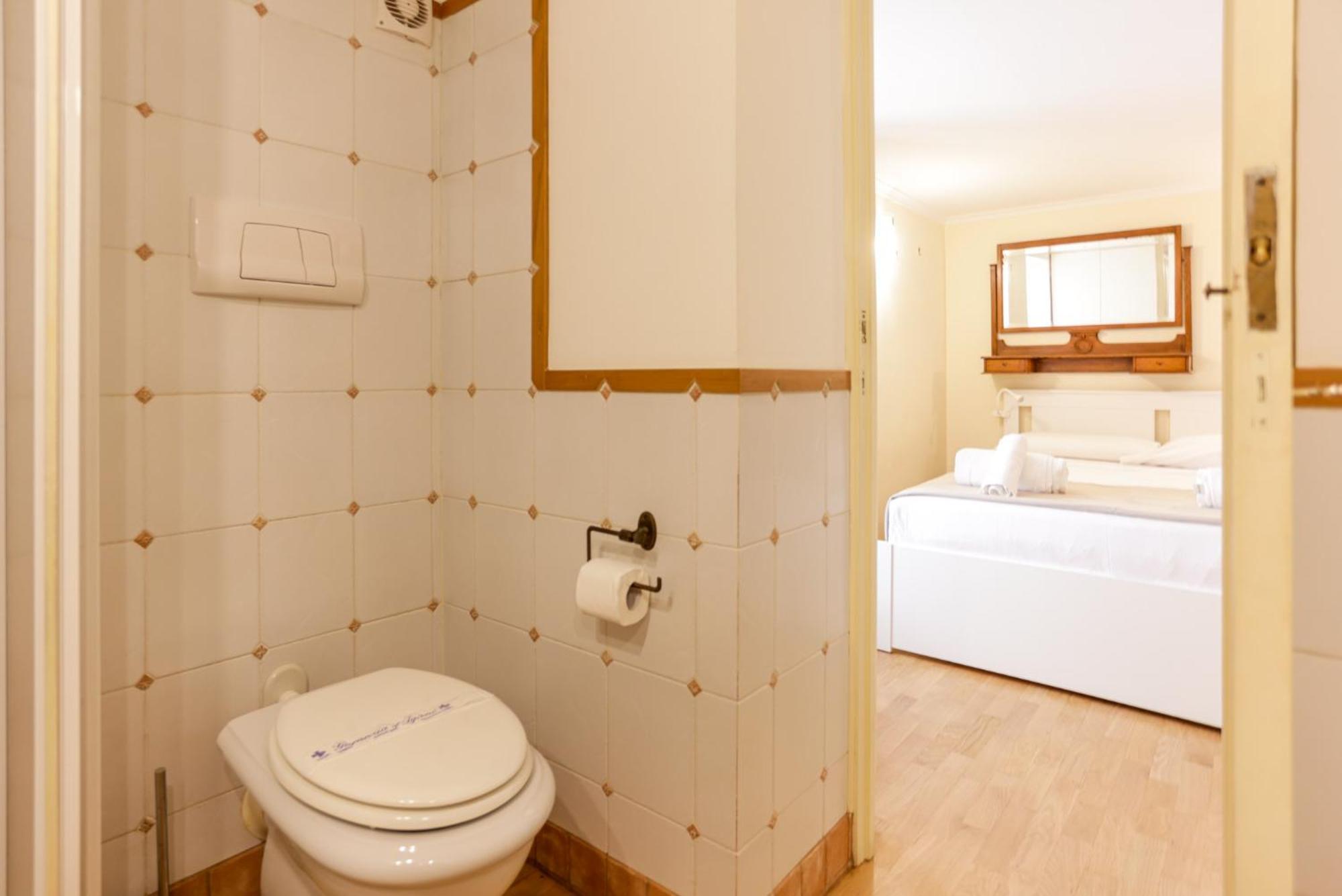 Via Tommaso Caravita 6 *