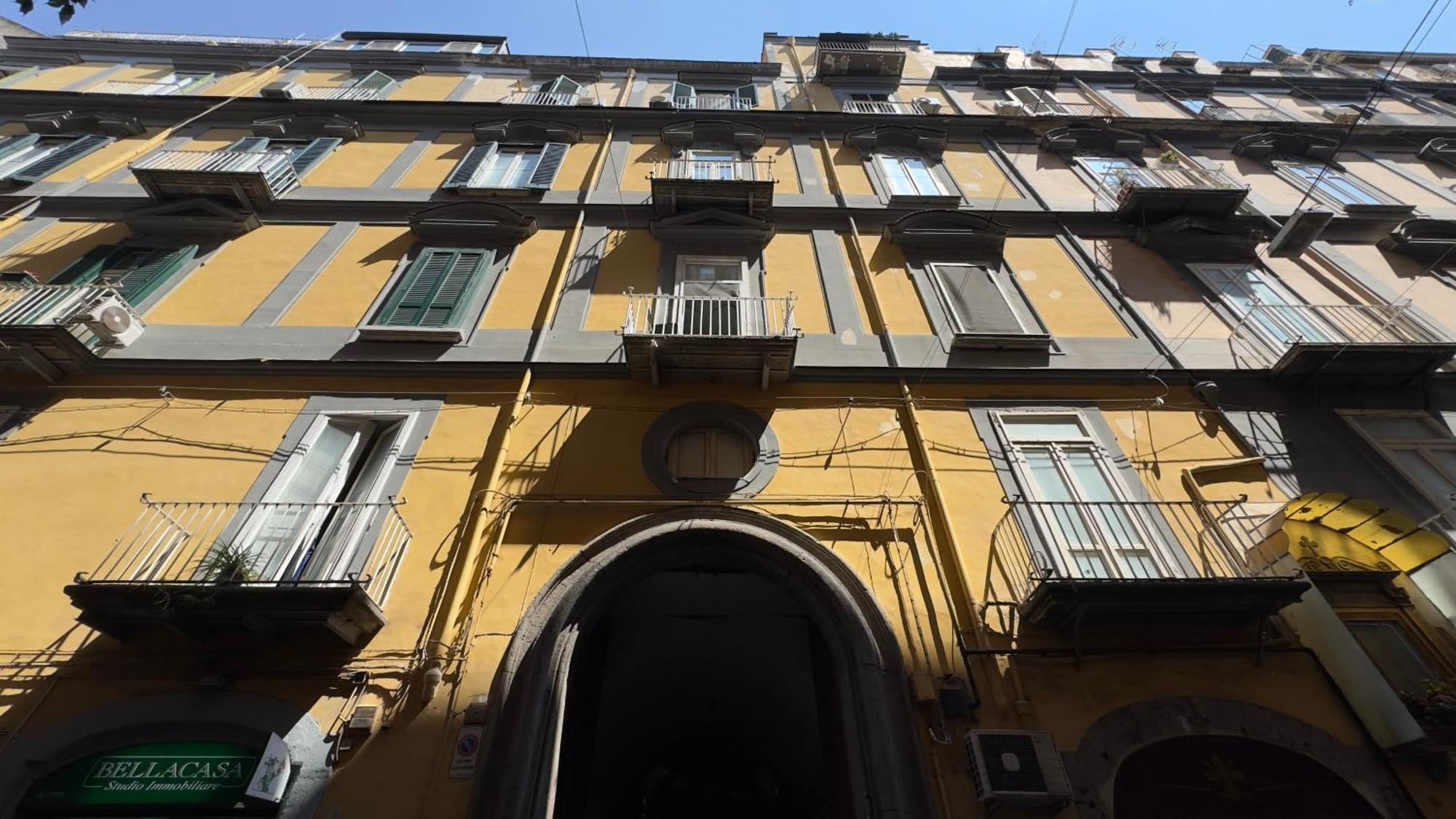 Via Tommaso Caravita 6 *