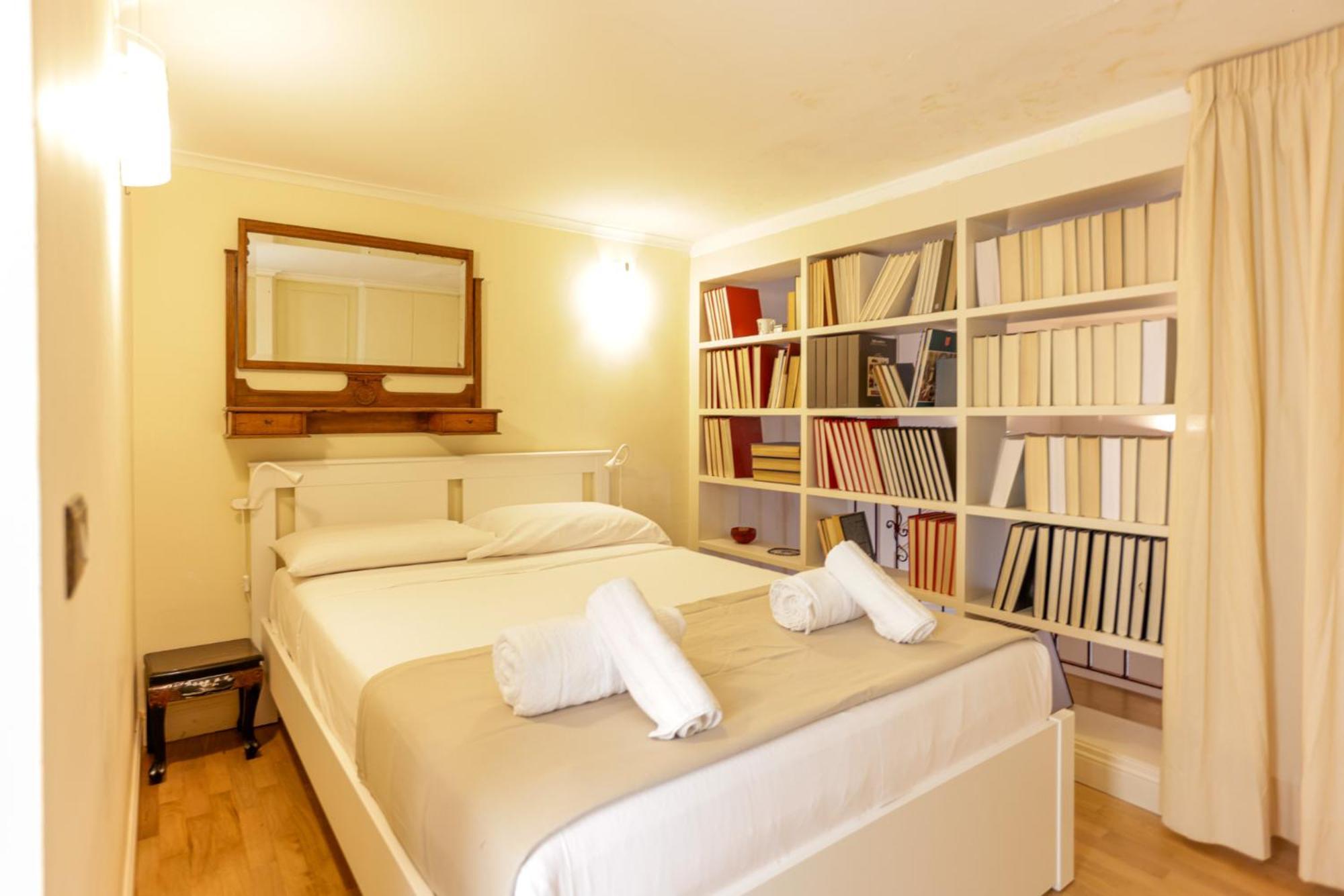 Apartment Via Tommaso Caravita 6 Naples